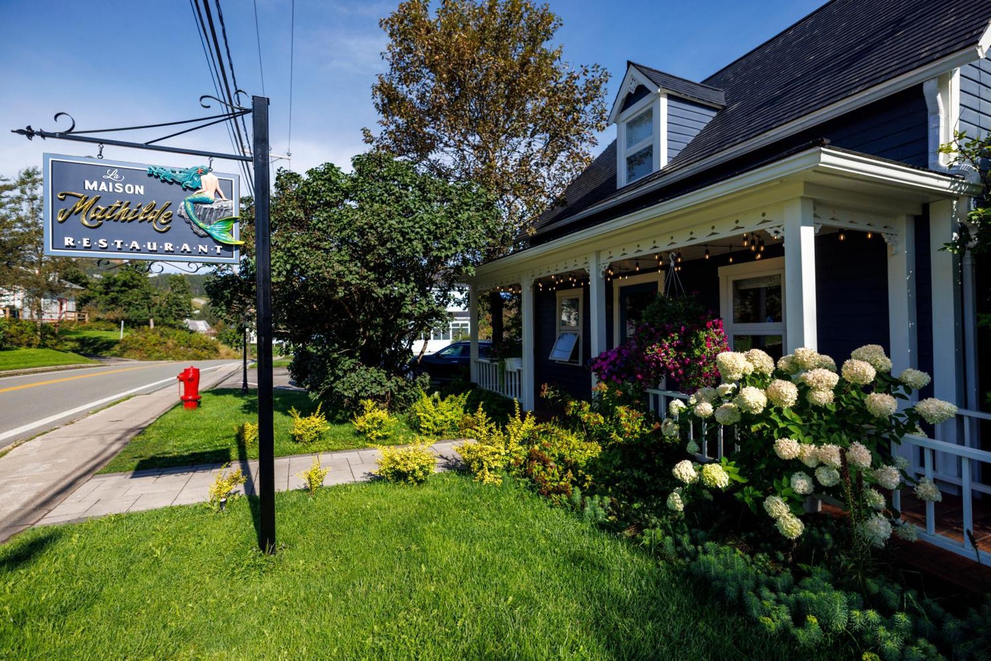 Hotel Les Trois Soeurs Perce Exterior foto